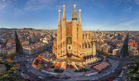 sagrada familia Exterior Highlights: Façades and Symbolism