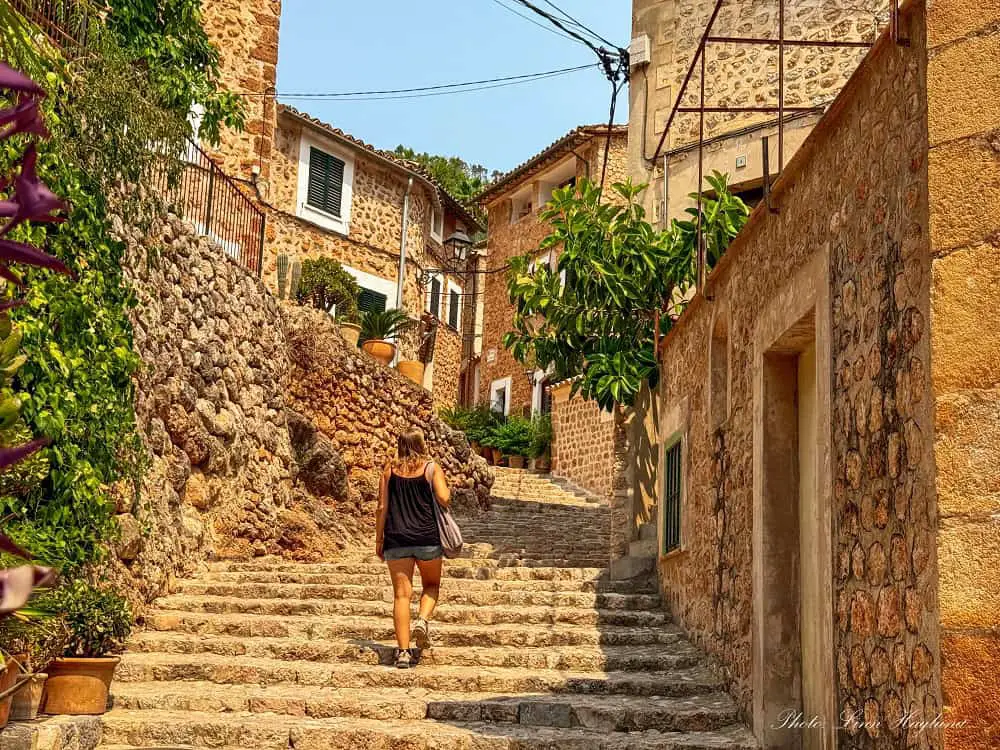 MALLORCA Exploring the Old Town: A Living Museum